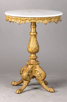 Beistelltischchen, wohl um 1900, Holz goldfarben gefasst, im Rokoko-Stil, Balustersäule mit Vierfuß, als vollplastisches Akanthusblatt konzepiert, ...