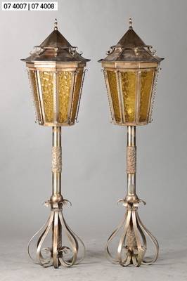 Lampe / Laterne, deutsch, um 1985/90,Edelstahl geschmiedet, 1 Brennstelle, 8-fach gelb verglast, in sich facettiert, Kanten mit Zierleisten, Fuß in ...