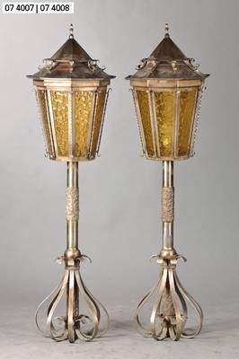 Lampe / Laterne, deutsch, um 1985/90,Edelstahl geschmiedet, 1 Brennstelle, 8-fach gelb verglast, in sich facettiert, Kanten mit Zierleisten, Fuß in ...