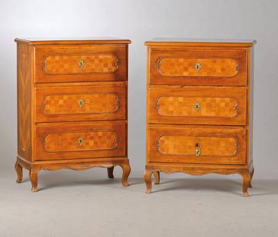 Paar Schränkchen, deutsch, aus alten Teilen um 1880 umgebaut, Nussbaum furniert, z.T. parkettiert, je 3-schübig, alte Schlösser, geschweifter ...