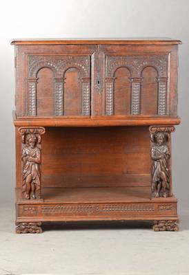 Stollenschrank aus alten Teilen, Truhe um 1770/80, rechte Figur 16.Jh., linke Figur 18.Jh, ca. 109x96x50 cm