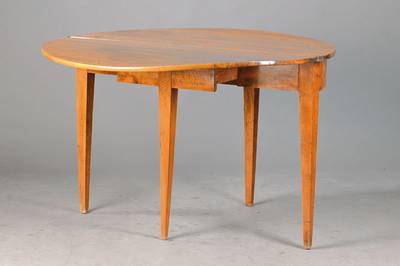 Halbmondtisch, süd-/ südwestdeutsch, um 1815/20, wild geflammtes Nussbaumfurnier, Platte aufklappbar u. durch Zargenschub gestützt, Reste alten ...