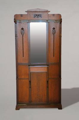 Garderobe, Frankreich, um 1930, Art-Deco, Eiche massiv, komplett auf Rahmen gearbeitet, mittiger fac. Spiegel, oben 2 horizontale Stangen, 6 ...