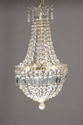 Deckenleuchter, deutsch, um 1890-1900, feiner Kristallglasbehang, drei Brennstellen, Messingmontur, H.ca. 55cm, Elektr. nicht geprüft, lt. ...