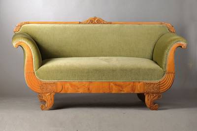 Biedermeiersofa, wohl Frankfurt, um 1835, Kirschbaum mass. u. furniert, Armlehnen ausladend, typische Füllhornmotivik, feine Palmetten-, ...