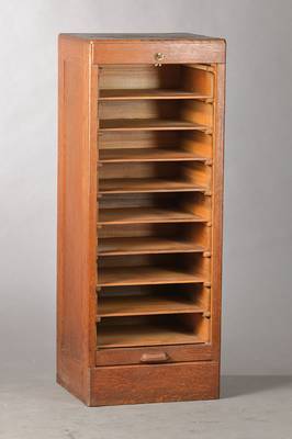 Pfeilerschränkchen, deutsch, um 1900, Eiche massiv, Jugendstil, Rollverschluss nach unten zu öffnen, Innen 9 offene Schübe, guter Zustand, ...