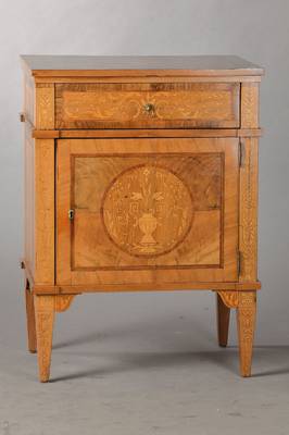 Louis-Seize-Stil-Schränkchen, um 1900, nach Vorbild von 1770/80, Nussbaumfurnier, arabeske Marketerie in klassischem Motiv in Ahorn, 1-schübig u. ...