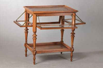 Tabletttischchen, deutsch, Ende 19.Jh. , Nussbaum massiv, vielfach profilierte Plattenleiste, Balusterbeine mit unterer Ablagefläche, allseitig ...