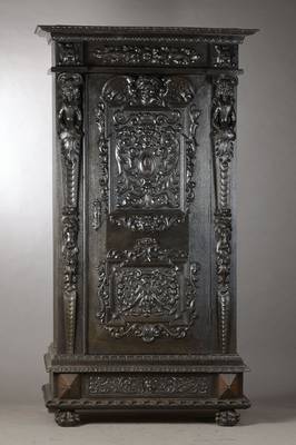 1-türiger Schrank, wohl Belgien, um 1870- 90, Eiche geschwärzt, Giebel vielfach profiliert, Seite risalitartig vorgesetzt, aufgesetzt Fratzen, ...