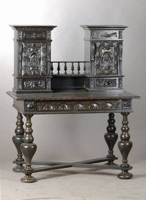 Aufsatzschreibtisch wohl Belgien, um 1870- 90, Eiche geschwärzt, Aufsatz aus 2 je 1- türigen u. 1-schübigen Schränkchen, durch Balustergalerie u. ...
