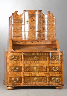Tabernakelaufsatzsekretär, wohl Gegend Mainz, um 1760, Nussbaum- u. Wurzelnussfurnier auf Weichholzkorpus, Bandintarsien in Pflaume mit ...