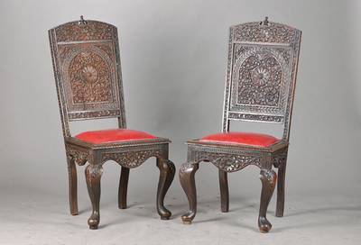 6 Stühle, wohl Indien (Madura), 20.Jh., Tropenholz, im Kolonial-Stil, umlaufende üppiges Rosettendekor im orientalischen Stil, Flachschnitzerei, ...