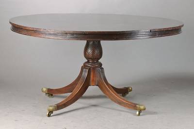 Runder Regency-Tisch, England, um 1810, Mahagoni massiv, Plattenzarge vielfach gerieft, kräfte Balustersäule mit Akanthusblattschnitzerei, sog. ...
