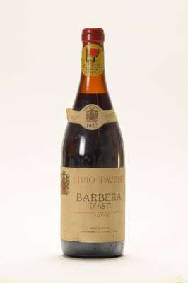 5 Flaschen italienischer Rotwein, 2 x 1982 Livio Pavese Barbera D'Asti, je ca. 75 cl, Abstand zwischen Kapsel und Weinfüllstand: 2-3cm, 1 x ...