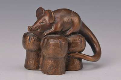 Gernot Rumpf, geb. 1941 Kaiserslautern, Maus auf Sektkorken, Bronzeskulptur, monogrammiert, Gießerstempel Strehle, H. ca. 7,5 cm