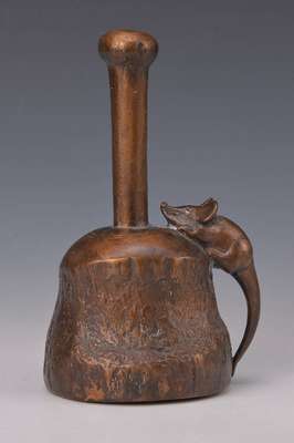 Gernot Rumpf, geb. 1941 Kaiserslautern, Maus auf Bildhauerklöppel, Bronzeskulptur, signiert und nummeriert 9/25, datiert A.D. 1997, Monogramm OR, ...