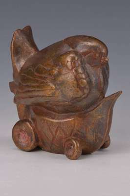 Gernot Rumpf, geb. 1941 Kaiserslautern, Taube auf Wagen, Bronzeskulptur, monogrammiert und signiert, Gießerstempel Strehle, H. ca. 13 cm