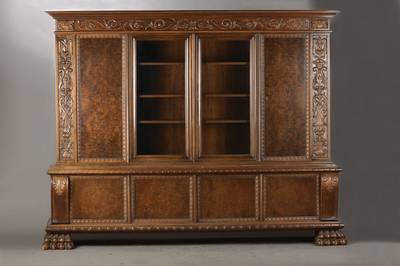 Große Büchervitrine, deutsch, um 1930, Nussbaum- bzw. Wurzelnussfurnier, 8-türig davon 2 verglast, Innenleben furniert, viele frei setzbare ...