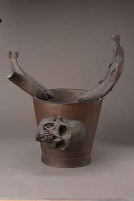 Dieter Teusch, geb. 1940 Frankfurt/Main, lebt und arbeitet in Köln, hier: Vanitas, Bronzeskulptur, Gießerstempel Schweizer Köln, H. ca. 50cm