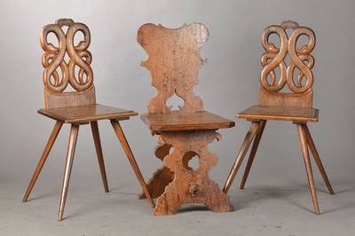 3 Brettstühle, wohl Tirol, um 1900, Eiche massiv, 2x Schlangenstuhl je mit reich gewundene r Lehne u. Augen als Beineinlage, 1x Sgabello mit flacher ...