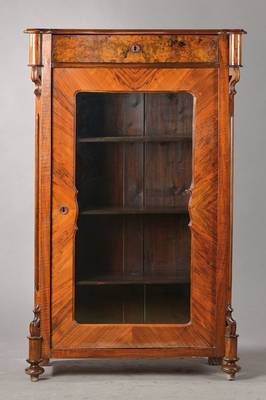 Halbhohe Vitrine, mitteldeutsch, um 1860/70, Nussbaum- bzw. Wurzelnussfurnier, 1-türig mit alter Verglasung im Brezelrahmen, Kopfschub, innen 3 ...