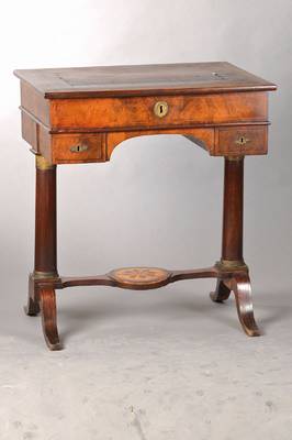 Arbeitstischchen, Biedermeier, norddeutsch, um 1840/50, Mahagoni- bzw. Pyramidenmahagonifurnier, 3-schübig, erster Schub mit reicher Einteilung, auf ...