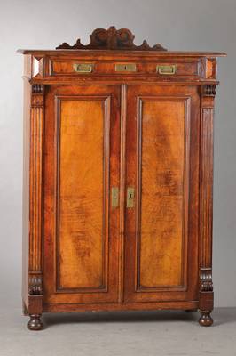 Vertiko, deutsch, um 1880, Nussbaumfurnier auf Kreuzfuge verlegt, seitl. Kanneluren, 2-türig u. 1-schübig, ehemals mit Aufsatz, Furnierabplatzung, ...