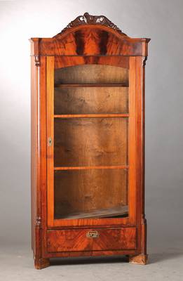 Vitrine, mitteldeutsch, um 1860/70, Pyramidenmahagonifurnier gespiegelt, 1-türig mit alter Verglasung, innen 3 Einlegeböden, Sockelschub, ...