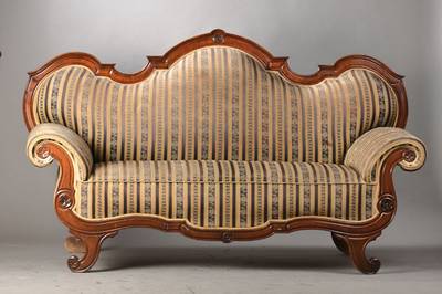 Louis-Philippe-Sofa, deutsch, um 1860/70, üppig gepolstert, 3-fach geschweift u. vielfach verkröpft, zeigt erste Gründerzeiteinflüsse, ...