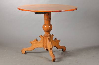 Spätbiedermeiertischchen, um 1840, Ahorn massiv u. furniert, Balustersäule mit vielfachgeschweift-gekröpftem Dreifuß, Altersschäden am Schaft, ...