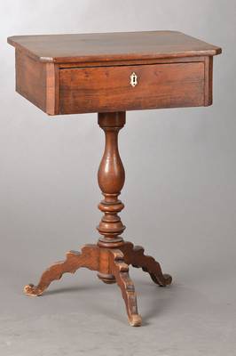 Näh- bzw. Arbeitstischchen, deutsch, um 1870, Eiche mass., 1-schübig mit Einteilung, Balustersäule mit geschweiftem Dreifuß, kl. ...