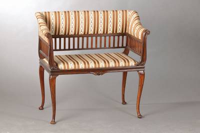 Kleines Canapé, wohl England, 20.Jh., Cabriole-Legs, sehr dekorativ, ca. 80x84x44 cm, SH. ca. 46 cm