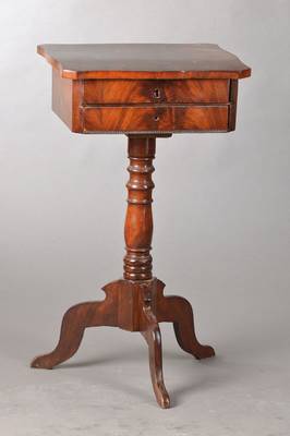 Louis-Philippe-Nähtischchen, deutsch, um 1860/70, Pyramidenmahagonifurnier gespiegelt, Balusterschaft mit Dreifuß, 2-schübig, Flammleiste, Platte ...