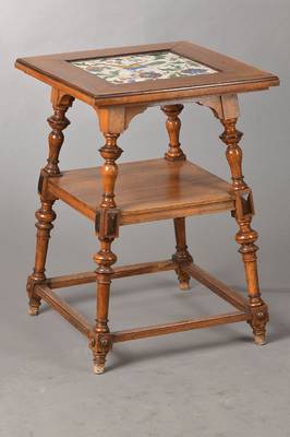 Blumentischchen, deutsch, um 1880, Nussbaum mass., obere Platte mit Jugendstilfliese, reiche Drechselarbeit, ca. 70x50x50 cm