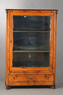 Vitrine, mitteldeutsch, um 1835/40, Nussbaum- bzw. Wurzelnussfurnier, 1-türig alt verglast mit Brezelrahmen, Sockelschub ohne Schloss, Tür mit ...