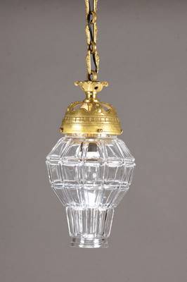 Laterne in Form einer Balustervase, deutsch, um 1900, Schirm Kristallglas in Rechtecke geschnitzt und facettiert geschliffen, Halterung Bronze in ...