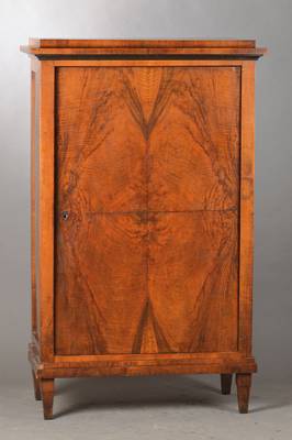Herrenschrank sog. Chiffonier, süddeutsch, um 1810/20, Korpus Weichholz, Nussbaum furniert, Wurzelnussfurnier auf Kreuzfuge verlegt, Platte mit ...