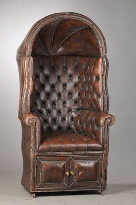 Chesterfieldsessel, sog. Strandkorbform, England um 1900/10, Leder vielfach genoppt, sog. Baldachindach, reiche Nagelverzierung, 2 -türiges ...