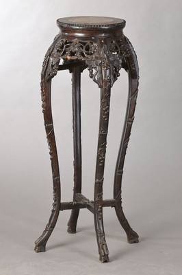 Blumentischchen, wohl Indonesien, um 1900, Rotholz, l. geschweift u. durchbrochen, integr. Marmorplatte, Kreuzsteg, vielfach verwendbar, H. ca. 92 cm