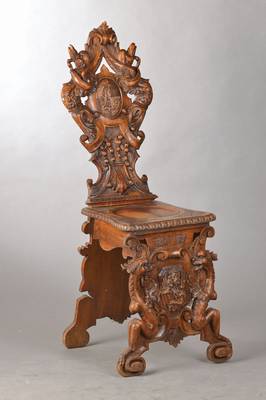Sgabello, wohl Italien um 1900, Nussbaum massiv, hochfeine Ausführung der Bildhauerarbeiten, schwülstig halbplastische Fabelwesen, Rollwerke u. ...