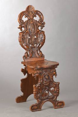 Sgabello, wohl Italien, um 1900, Nussbaum mass., hochfeine Bildhauerarbeiten, schwülstig halbplastische Fabelwesen, Rollwerke u. Akanthusblätter, ...