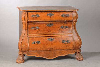 Kommode, holländ. Barockstil, um 1900, Wurzelnussfurnier, vielfach geschweift, 3-schübig, typisch ausladende Bauchung, Claw-and-Ball- Füße, orig. ...