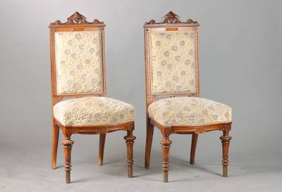 6er Satz Gründerzeitstühle, deutsch, um 1880/90, Nussbaum massiv, vielseitige Ornamentik darunter Münzfries, Quarder, Palmetten u. Akanthusblatt, ...