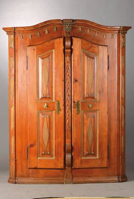 Bauernschrank, wohl Bodensee, um 1800/10, Weichholz lasiert wohl ehem. gefaßt, Türen aufRahmen gearbeitet mit applizierten goldfarbenen ...