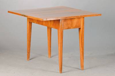 Spieltisch, süddeutsch, um 1815, Nussbaum massiv u. Wurzelnussfurnier z.T. doppelt gespiegelt verlegt, konische Vierkantbeine, Platte aufklappbar u. ...