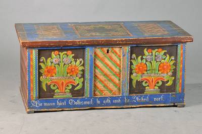 Bauerntruhe, 1.H.19.Jh., Weichholz polychromgefasst z.T. aufgefrischt, Inschrift: "Wie mann höret Gotteswort, so geth auch die Arbeit ...