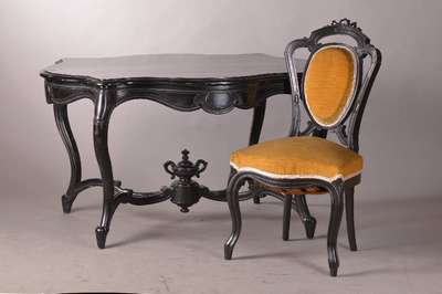 Salon-Tisch und 4 Stühle, um 1860/70, Louis-Philippe, Hartholz schwarz gefaßt, Tisch als console de milieu mit vielfacher Schweifung u.Vasensteg, ...