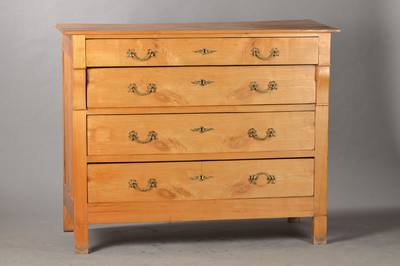 Kommode, Lothringen, um 1820/30, Kirschbaum furniert, z.T. doppelt gespiegelt, Empire- typische Blockform, 4-schübig, Stollenfüße, auf Rahmen ...