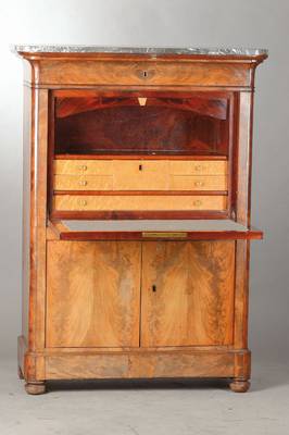 Standsekretär, wohl Elsass, um 1860, Pyramidenmahagonifurnier z.T. 4-fach gespiegelt, oberer Schub, unten 2- türig, abschließbarer Schub, ...