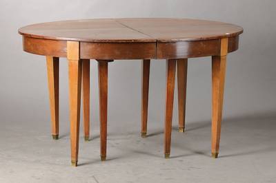 Großer Ausziehtisch, deutsch, um 1820, Buche massiv u. furniert, 8 konische Vierkantbeine mit Messingfüßchen, ca. 74x135x109 cm, Gebr.- u. ...